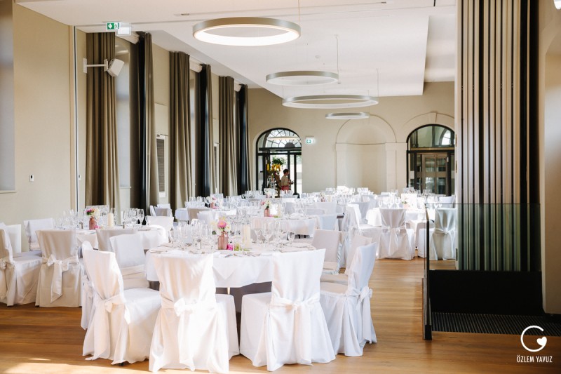 Hochzeit-Schloss-Bothmer-Kluetz-OzlemYavuz-2503-1 Stellvertretende Restaurantleitung (m/w/d) zur Verstärkung gesucht!